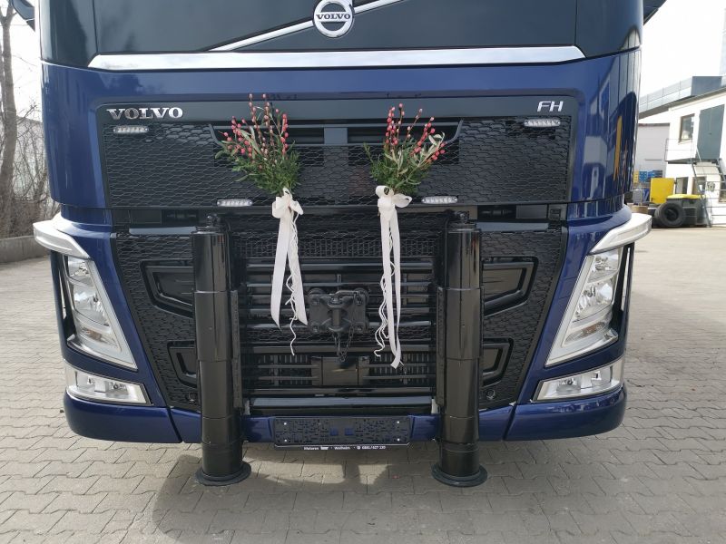 Volvo Mit Blumenschmuck